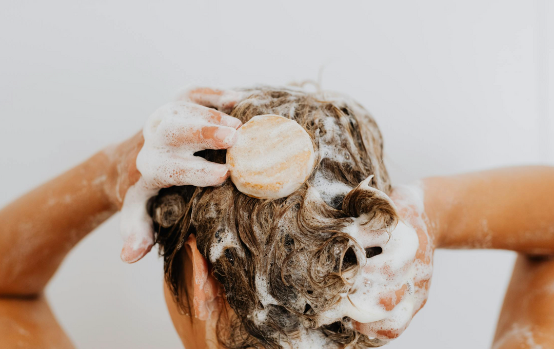 POURQUOI VOS CHEVEUX REGRAISSENT VITE ? (ET COMMENT CASSER CE CYCLE)