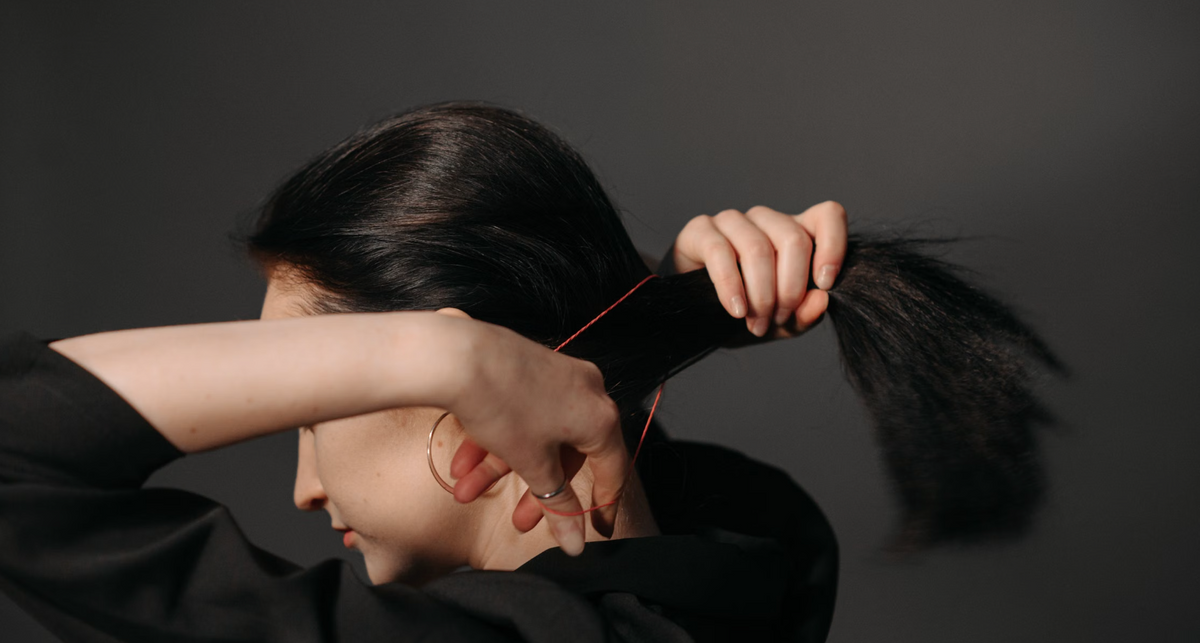 POURQUOI ATTACHER SES CHEVEUX PEUT LES ABÎMER ?