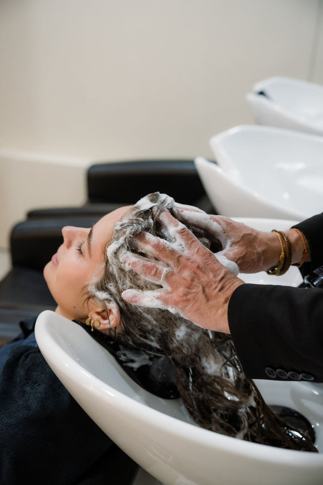 LES ERREURS INVISIBLES SOUS LA DOUCHE QUI ABÎMENT VOS CHEVEUX