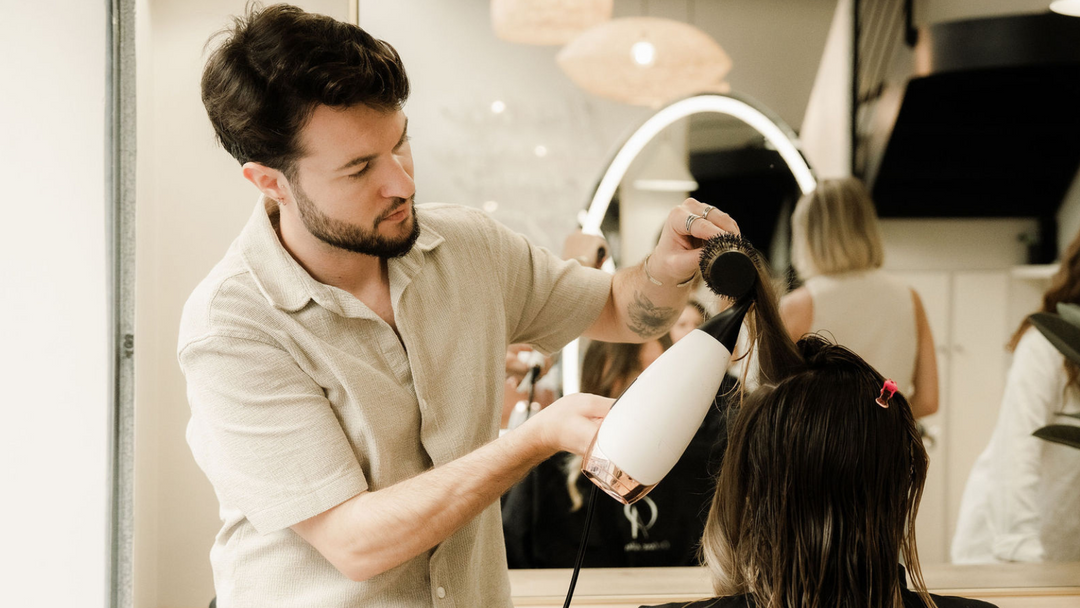 LE RETOUR DU BRUSHING ULTRA-GLAMOUR : NOS TECHNIQUES PRO POUR UN RENDU RED CARPET