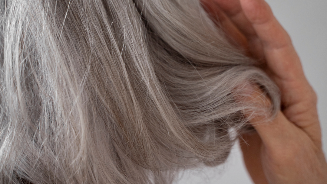 L'IMPACT DU VIEILLISSEMENT SUR LES CHEVEUX