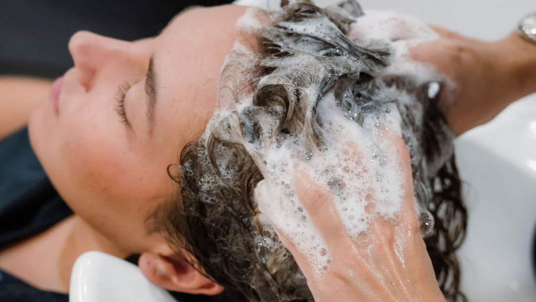 POURQUOI EVITER CERTAINS SULFATES ET PARABÈNES DANS LES PRODUITS CAPILLAIRES ?