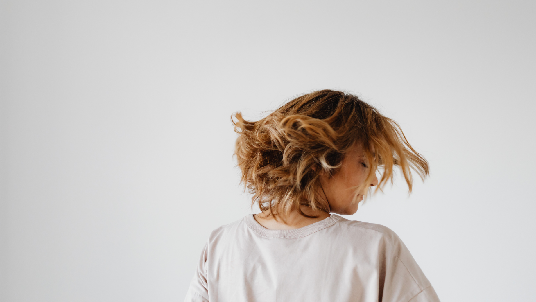 L'IMPACT DU VIEILLISSEMENT SUR LES CHEVEUX : CE QUE VOUS DEVEZ SAVOIR